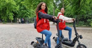 2-H Berlin: Top Sights Guided E-Scooter Tour - Robot City meeting point and your scooter warm-up