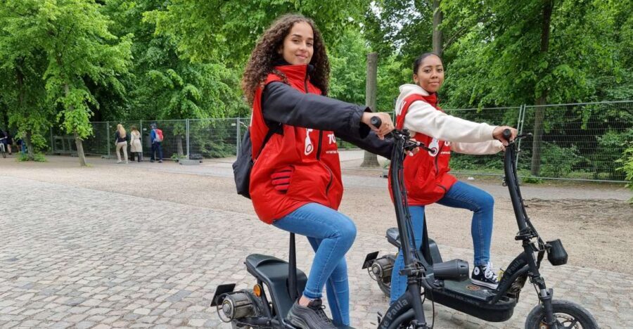 2-H Berlin: Top Sights Guided E-Scooter Tour - Robot City meeting point and your scooter warm-up