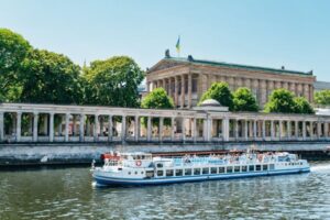 Berlin: 1-Hour City Tour by Boat with Guaranteed Seating - Getting on the Boat at Friedrichstraße and Nikolaiviertel Pier Areas