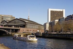 Berlin: 1-hr Boat Tour with Bilingual Live Guide (DE/EN) - The guide experience: bilingual delivery and instant context