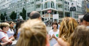 Berlin: 4-Hour Guided Highlights Tour in Spanish - Meeting point near the Fernsehturm: easy to find, easy to start