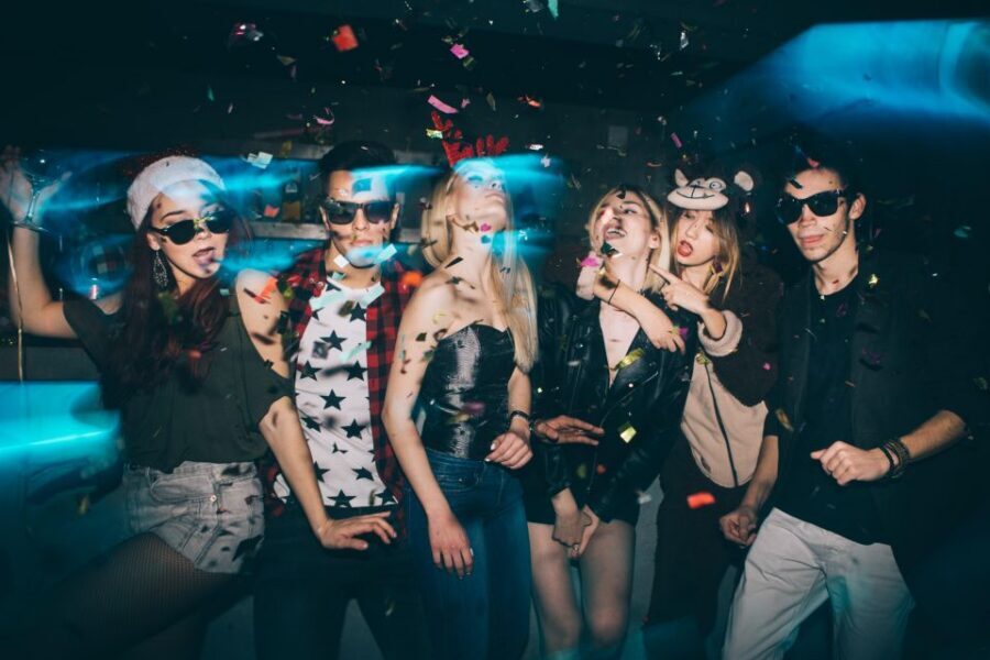 Berlin: Bar & Party Tour with Free Shots & VIP Club Access - The six-hour bar crawl: how the night is paced