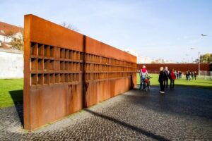 Berlin: Berlin Wall Tour Berlin East West - Walking the Most Famous Wall Street: Barbed Wire and Escape Drama