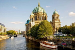 Berlin: Boat Sightseeing Tour on Electric Motor Yacht - Finding the jetty near the Bundestag without stress