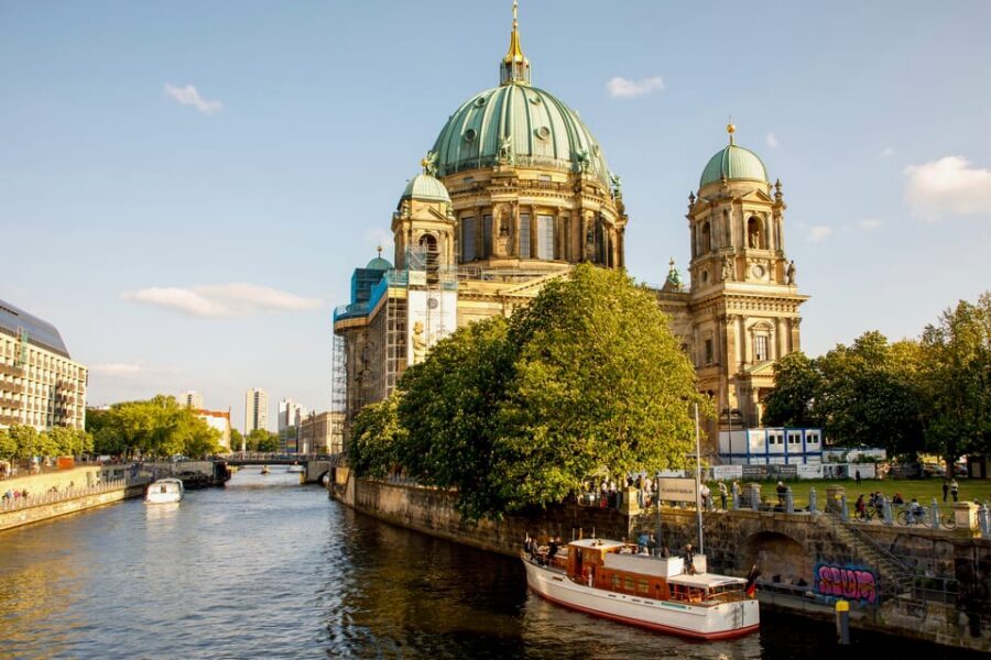 Berlin: Boat Sightseeing Tour on Electric Motor Yacht - Picking your seat: where you’ll get the best photos