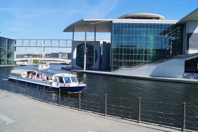 Berlin Capital 4-Course Sunset Dinner Cruise Including Drinks - The Meeting Point at Rosengarten: Avoid the Dark-Spot Stress