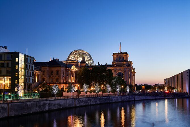 Berlin Capital 4-Course Sunset Dinner Cruise Including Drinks - Service on a Small Boat: What the Crew Gets Right