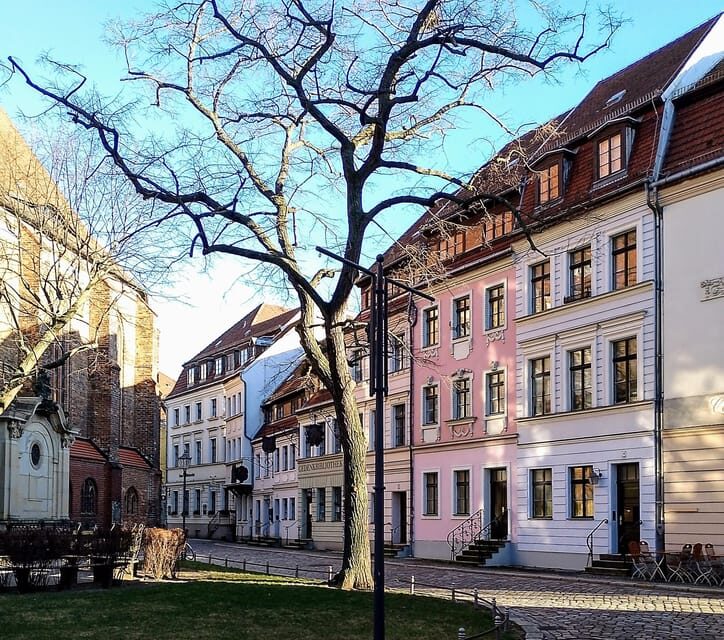 Berlin: East and West Wall Tour by Bike with a Guide - Christmas markets added onto the ride (when the calendar fits)