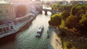 Berlin: Evening Boat Cruise – Romance & Moonlight - From Seminarschiff to Roof Terrace: Seating and Comfort Decisions