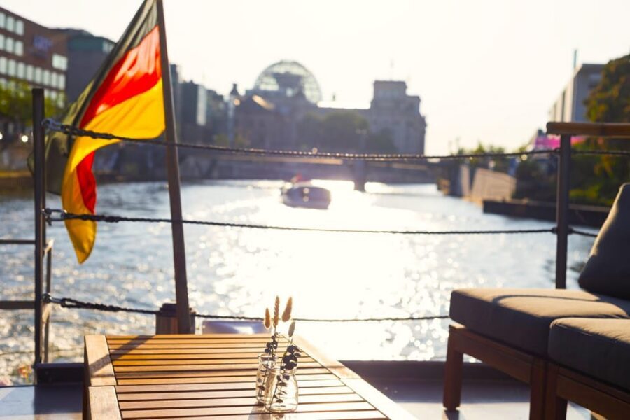 Berlin: Evening Boat Cruise – Romance & Moonlight - Music, Kitchen, and Drinks: The Onboard Vibe Reality
