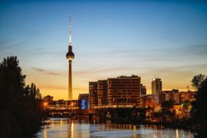 Berlin: Evening City Sightseeing Cruise - Nikolaiviertel to the Chancellery: the government district glow