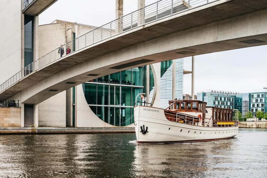 Berlin: Historic Boat Sightseeing City Center Tour - Getting on board at Paul-Löbe-Haus (and not stressing it)