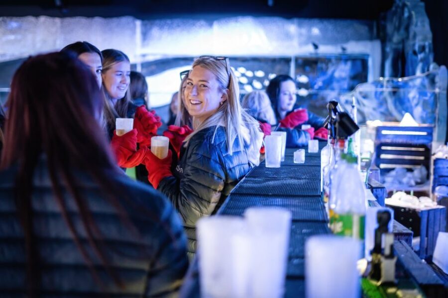Berlin: Icebar Entrance with Complimentary Drinks - Gear up for -10°C: jackets, gloves, and that intro video