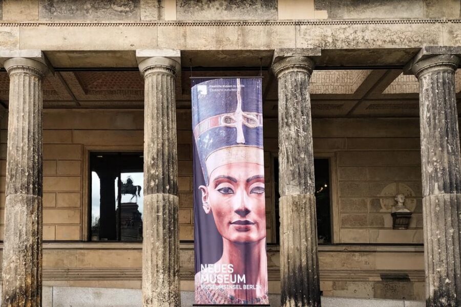 Berlin: Museum Island Guided Walking Tour - Meeting point and the first walk: getting your bearings fast