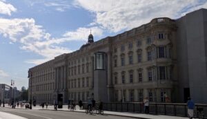 Berlin: Museum Island Guided Walking Tour - Nikolaiviertel to Museum Island: the river route that sets context