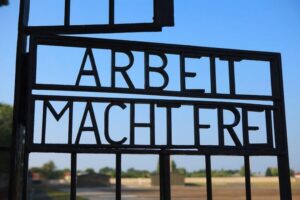 Berlin: Sachsenhausen Memorial 6-Hour Tour in Spanish - Train out of Berlin: a 50-minute ride with the right mindset