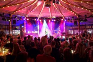 Berlin: Ticket for Bar Jeder Vernunft - Theater & Restaurant - The mirror tent: the setting that does half the entertaining
