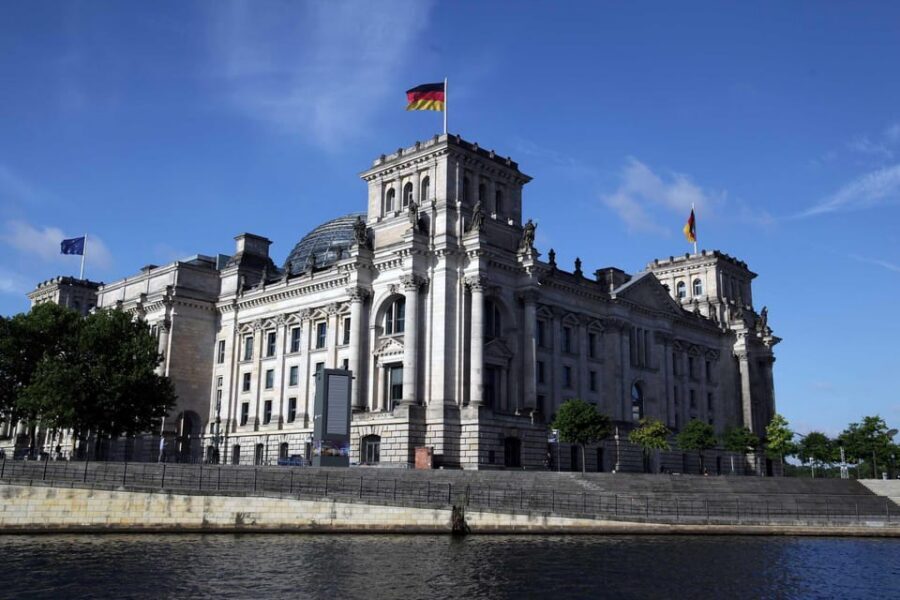 Discover Berlin Express Tour: 2hr Highlights - Where this tour starts and how the 2-hour pace works
