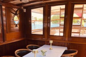 Evening aperitif tour aboard the motor yacht Fitzgerald - Meeting at Berliner Dom: Where to Start and What to Expect