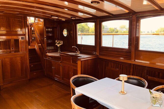 Evening aperitif tour aboard the motor yacht Fitzgerald - Humboldt Forum and the Rebuilt Stadtschloss: Old Meets New in Motion