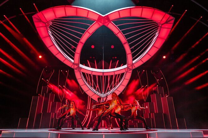 FALLING | IN LOVE Grand Show at Friedrichstadt-Palast Berlin - Who should go (and who should think twice)