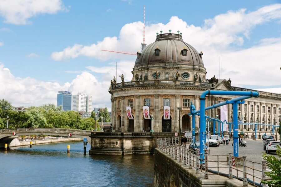 Private Highlights of Berlin Bike Tour - Escape-attempt anecdotes: how the guide makes border history feel human