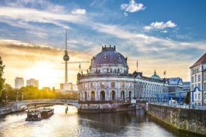 The Best Private Berlin Tour with a Car, Tour Guide and Pick up - Brandenburg Gate to Reichstag: icons, but with the backstory attached